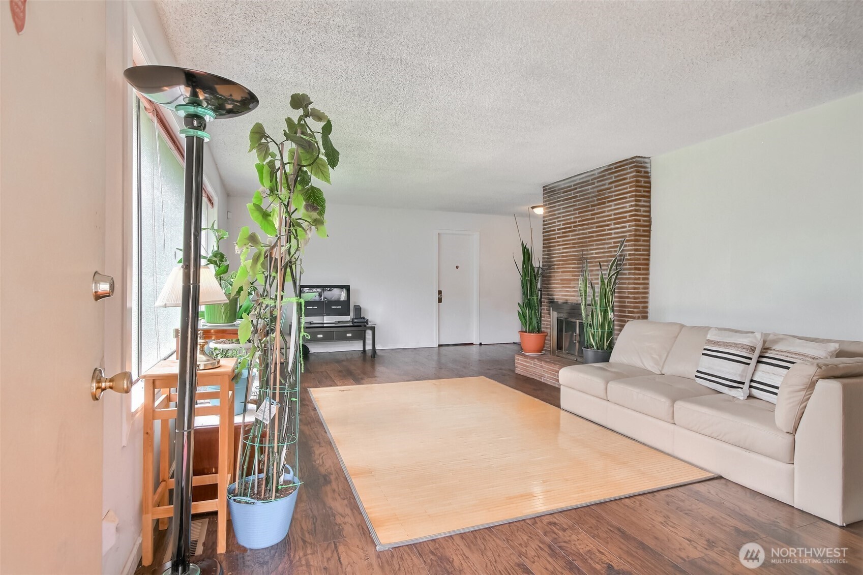 810 Southwest 356th Street Federal Way, WA 98023 - Photo 9 of 40 a living room with furniture and a potted plant