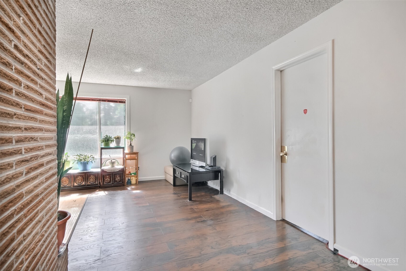 810 Southwest 356th Street Federal Way, WA 98023 - Photo 10 of 40 a living room with furniture