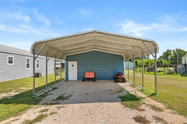 a view of a house with backyard