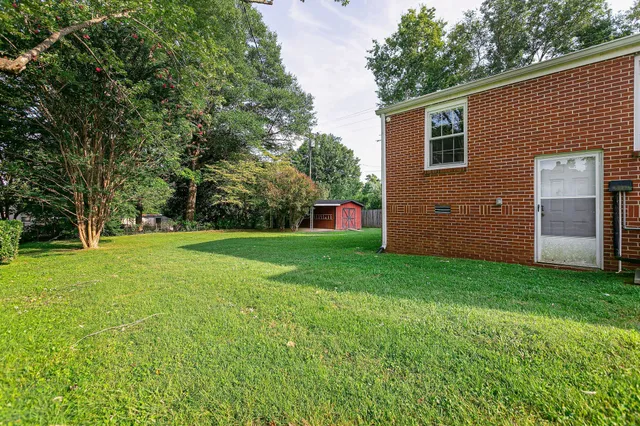 a view of a house with backyard