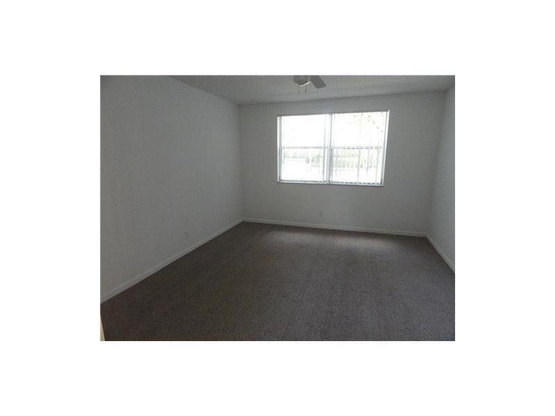 9001 Wiles Road, Unit 1033 Coral Springs, FL 33067 - Photo 4 of 11 a picture of a small yard
