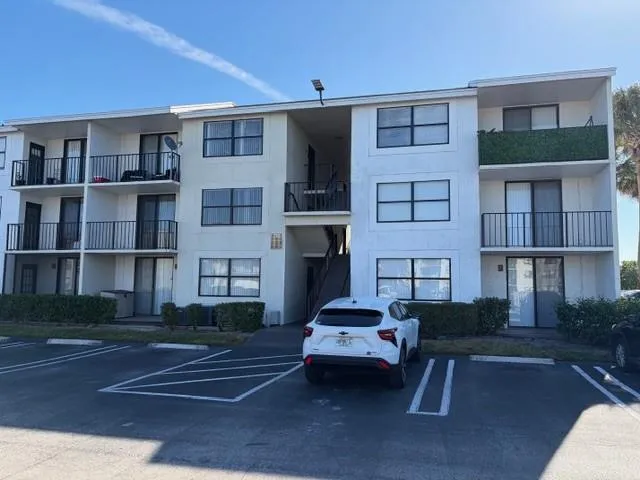 $1,550 | 752 Executive Center Drive, Unit 21, West Palm Beach, FL 33401