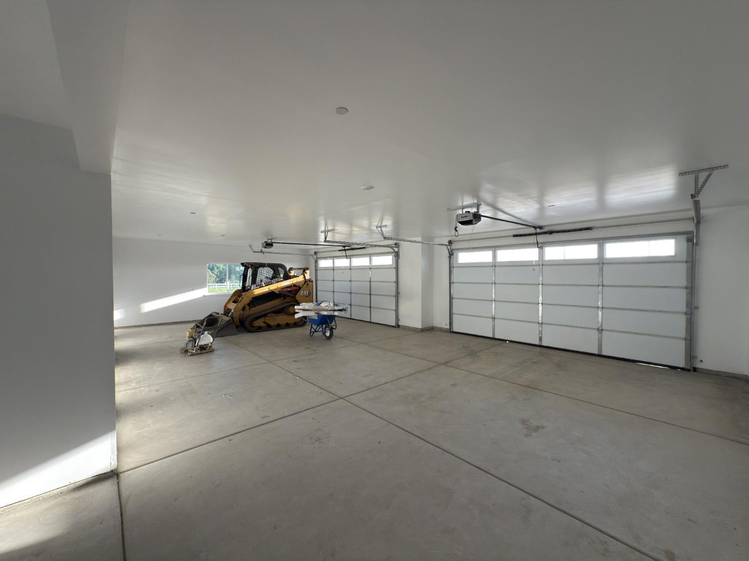 21275 Road 28 1/2 Madera, CA 93638 - Photo 14 of 28 a view of a garage