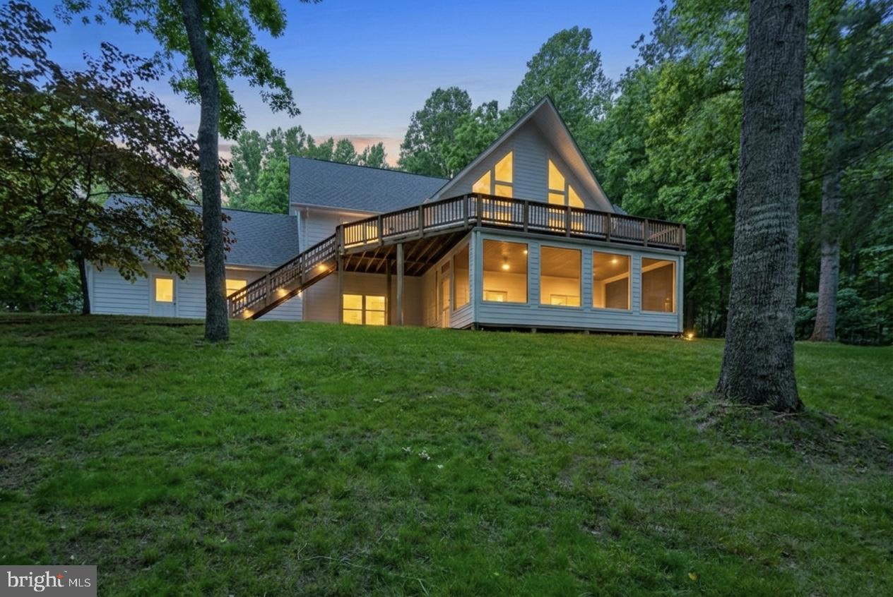 38620 Lime Kiln Road Leesburg, VA 20175 - Photo 4 of 87 a front view of a house with garden