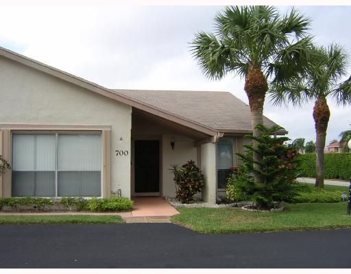 700 Lago Road, Unit D4 Delray Beach, FL 33445 - Photo 1 of 10 Primary Photo