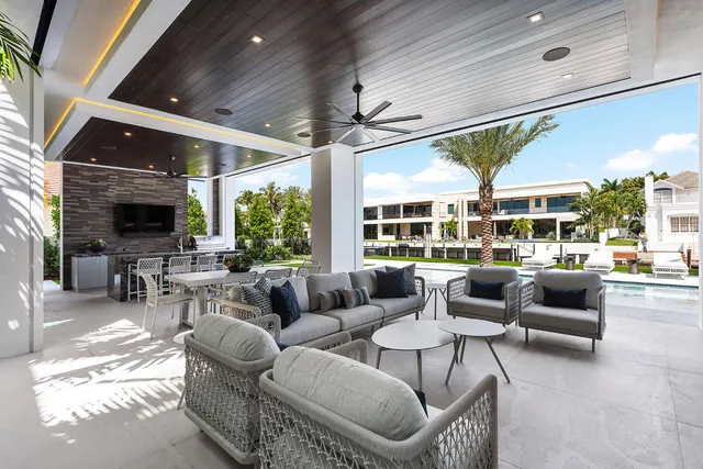 a view of entryway with a window