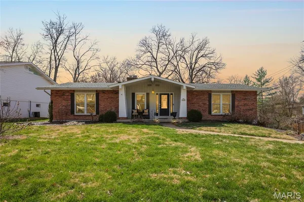 $460,000 | 202 Morewood Drive, Manchester, MO 63011