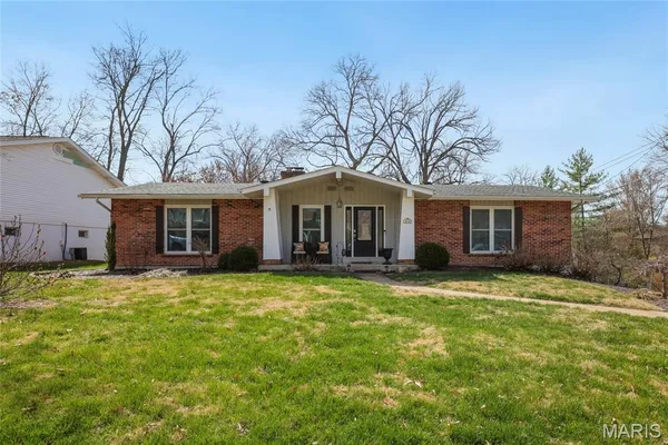 $460,000 | 202 Morewood Drive, Manchester, MO 63011