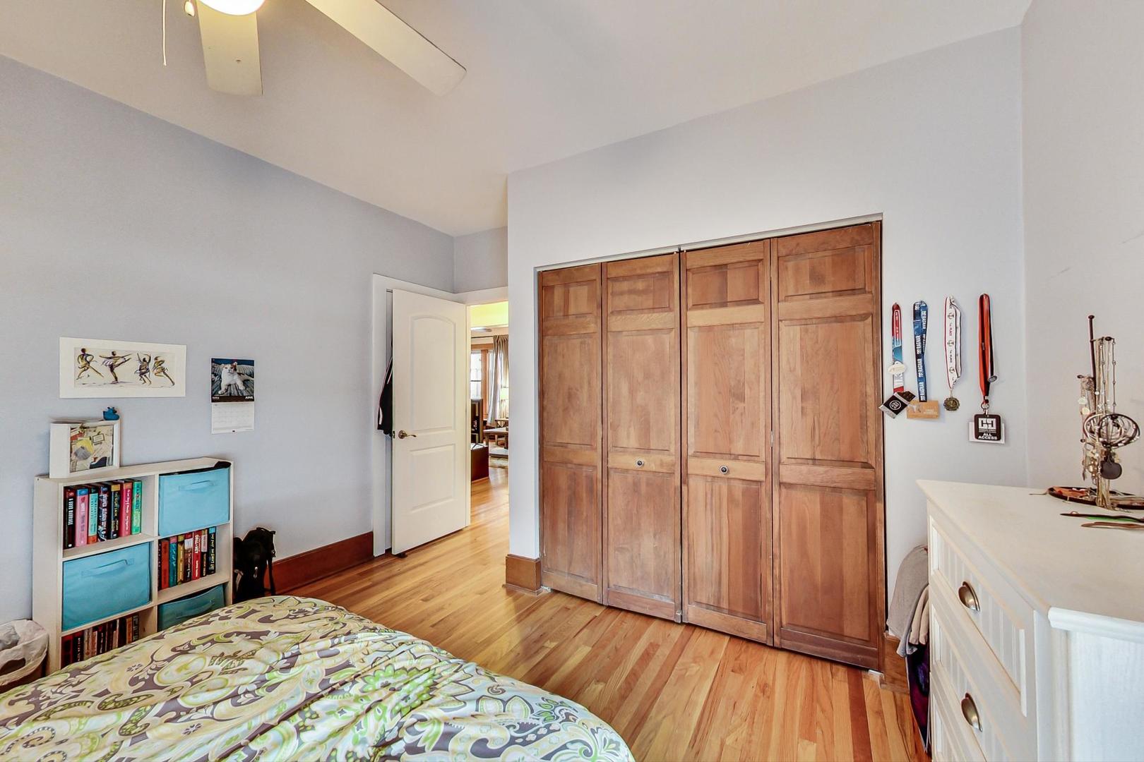 537 West Addison Street, Unit 3S Chicago, IL 60613 - Photo 12 of 19 a bedroom with a bed and a book shelf