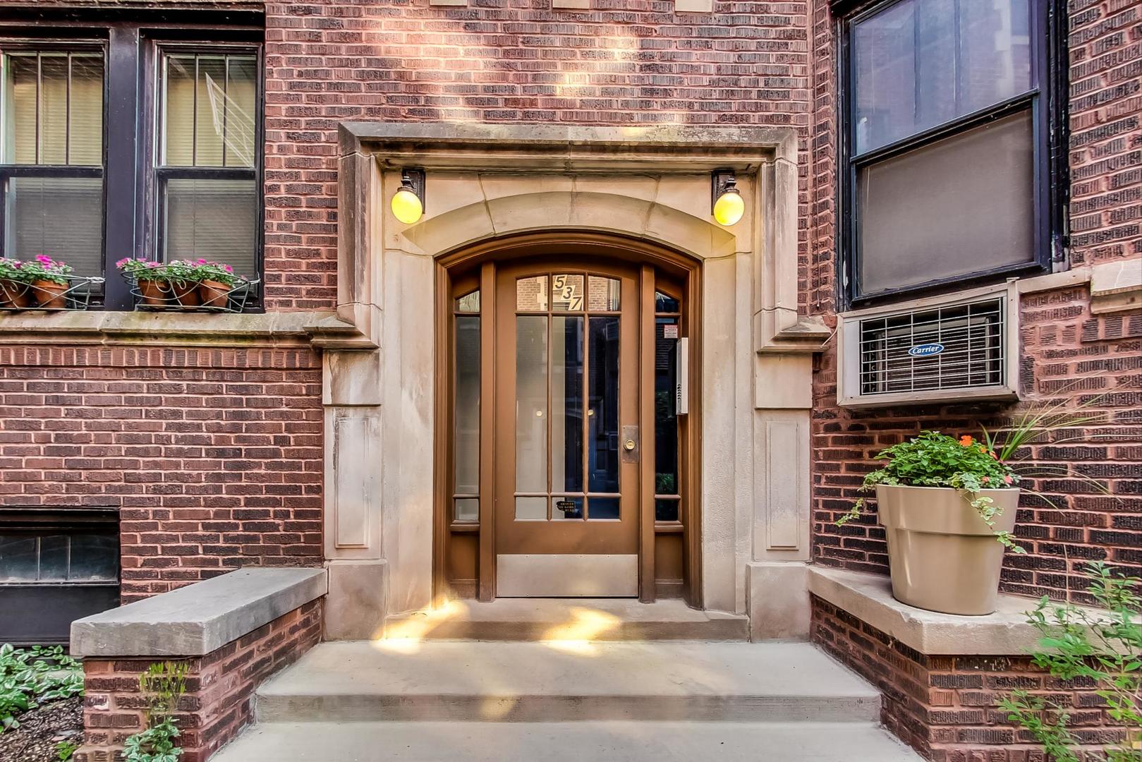 537 West Addison Street, Unit 3S Chicago, IL 60613 - Photo 2 of 19 a view of entrance of the house with potted plants