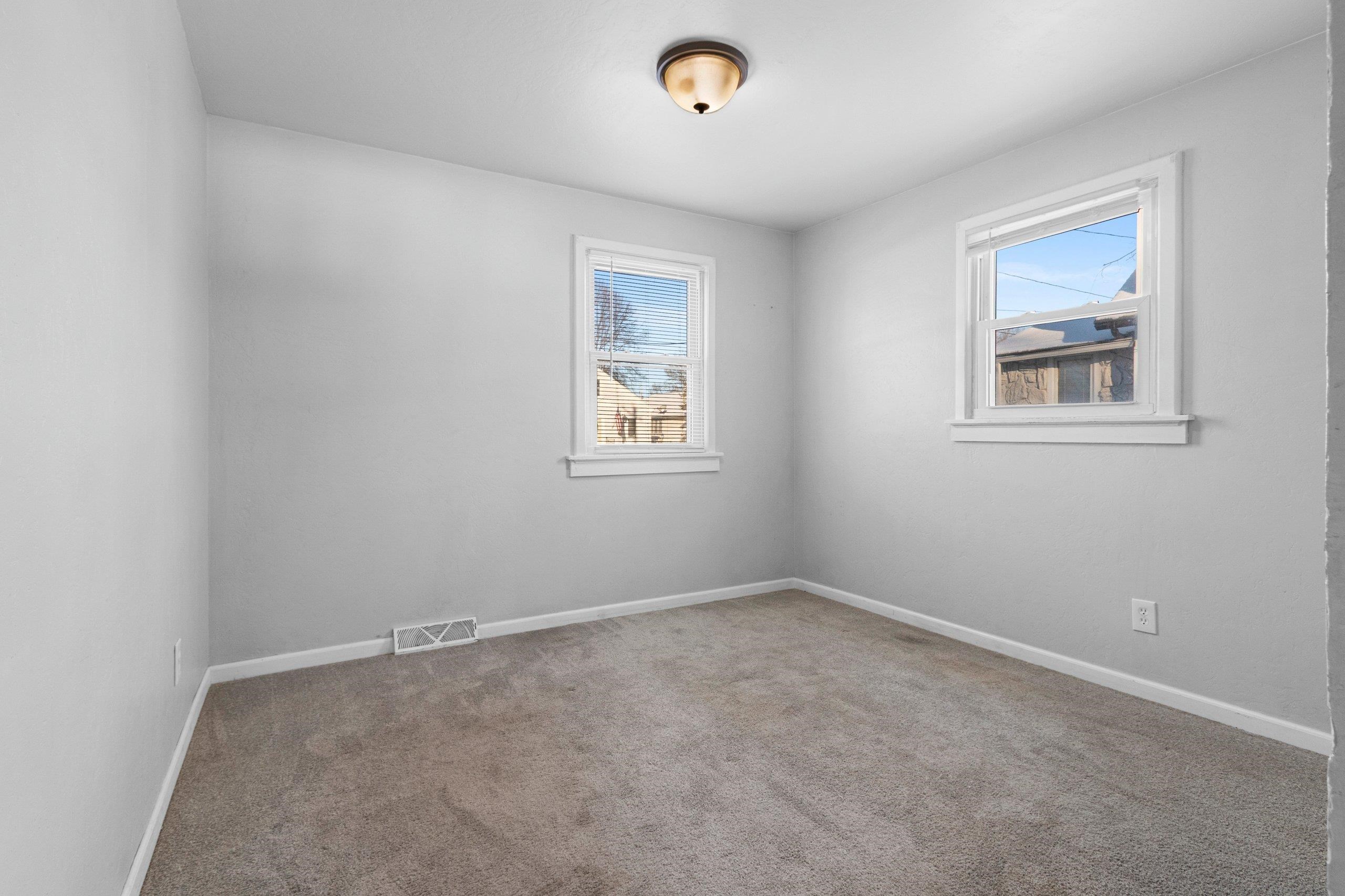 421 Abrams Street Green Bay, WI 54302 - Photo 11 of 28