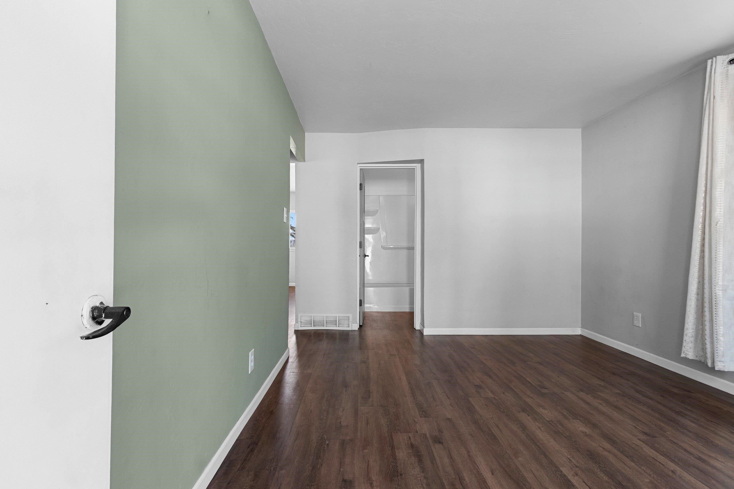 421 Abrams Street Green Bay, WI 54302 - Photo 3 of 28