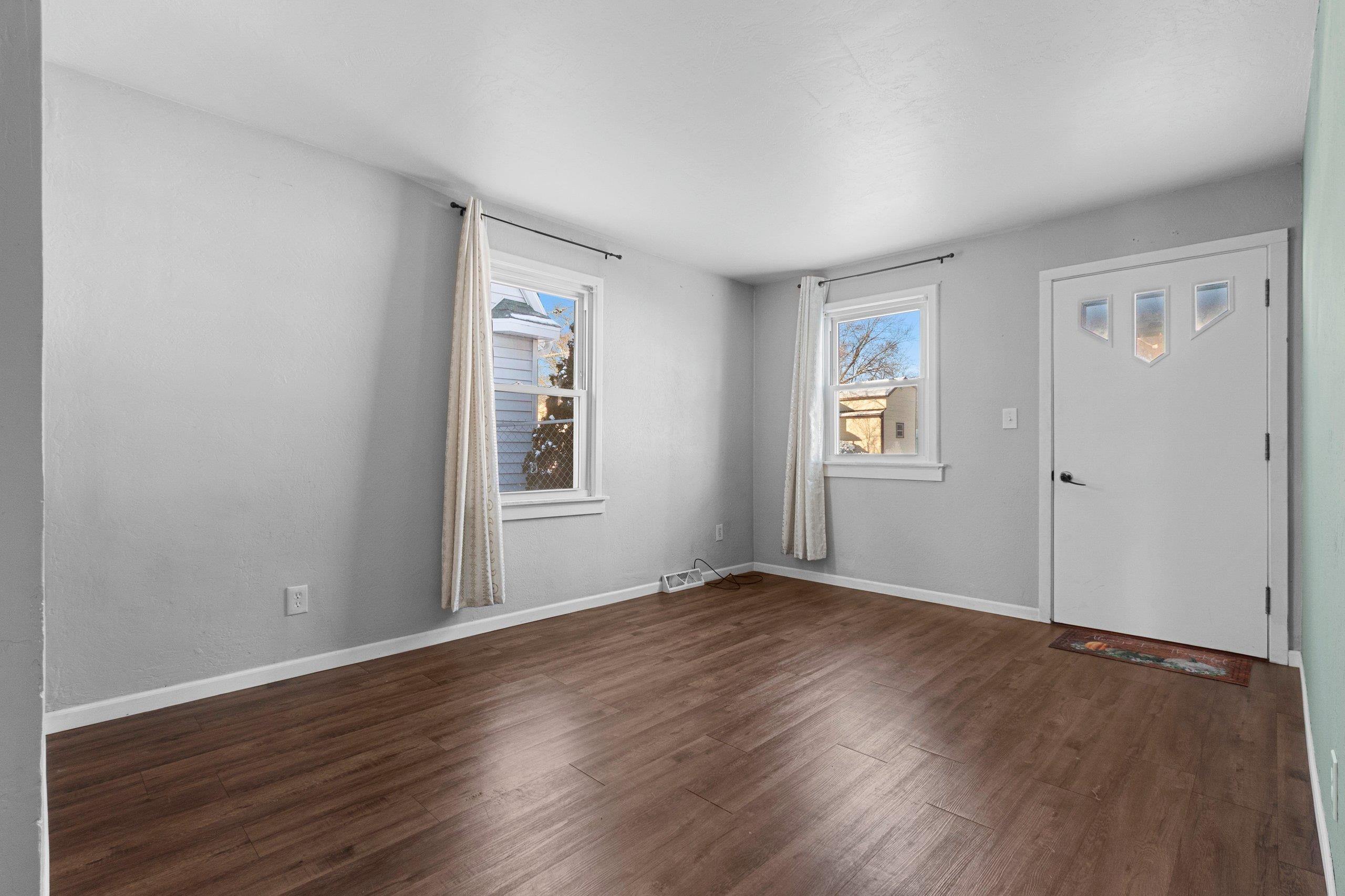 421 Abrams Street Green Bay, WI 54302 - Photo 5 of 28