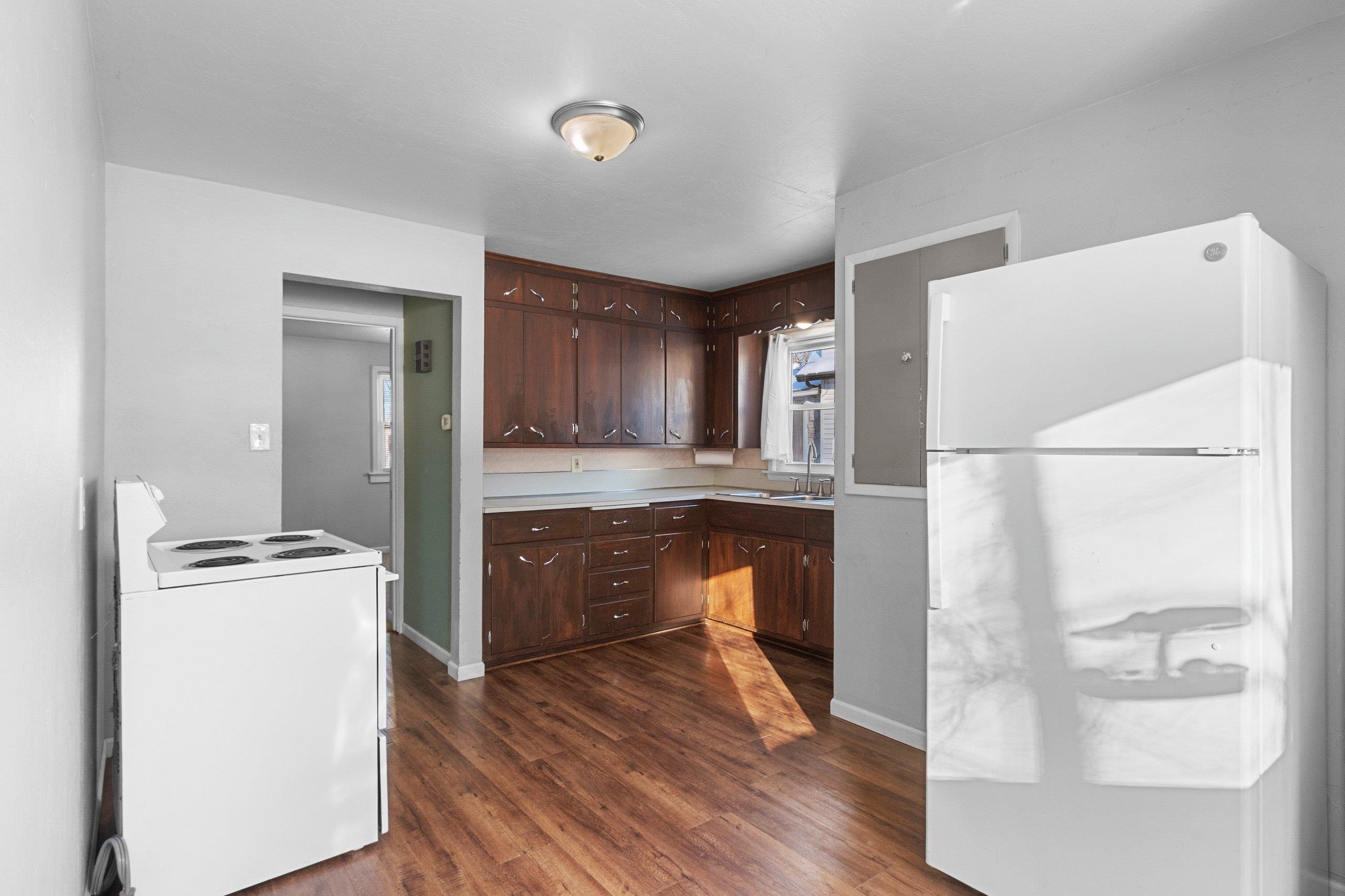 421 Abrams Street Green Bay, WI 54302 - Photo 9 of 28