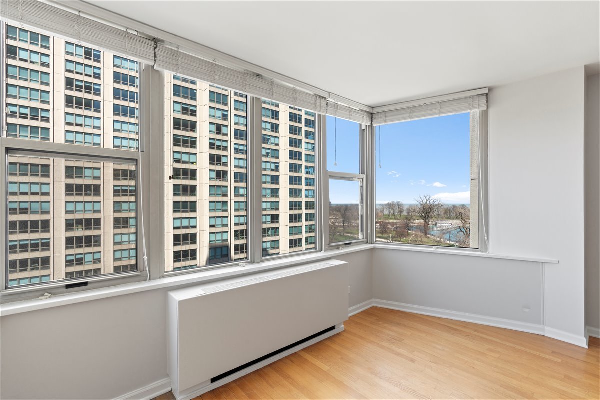 525 West Hawthorne Place, Unit 808 Chicago, IL 60657 - Photo 13 of 29 a view of an empty room with a window