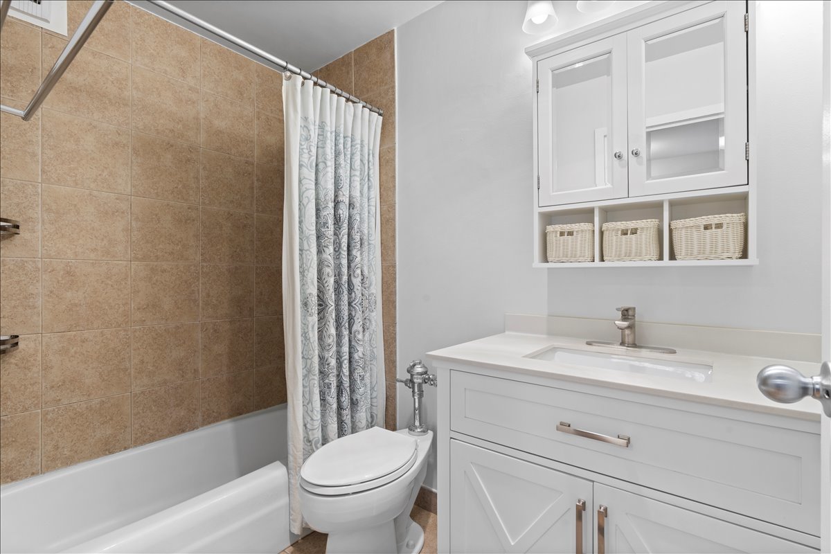 525 West Hawthorne Place, Unit 808 Chicago, IL 60657 - Photo 17 of 29 a bathroom with a sink toilet and shower