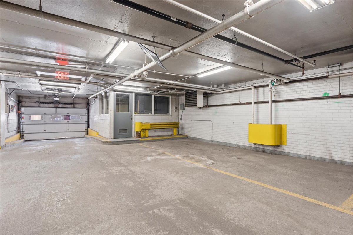 525 West Hawthorne Place, Unit 808 Chicago, IL 60657 - Photo 22 of 29 a view of a garage