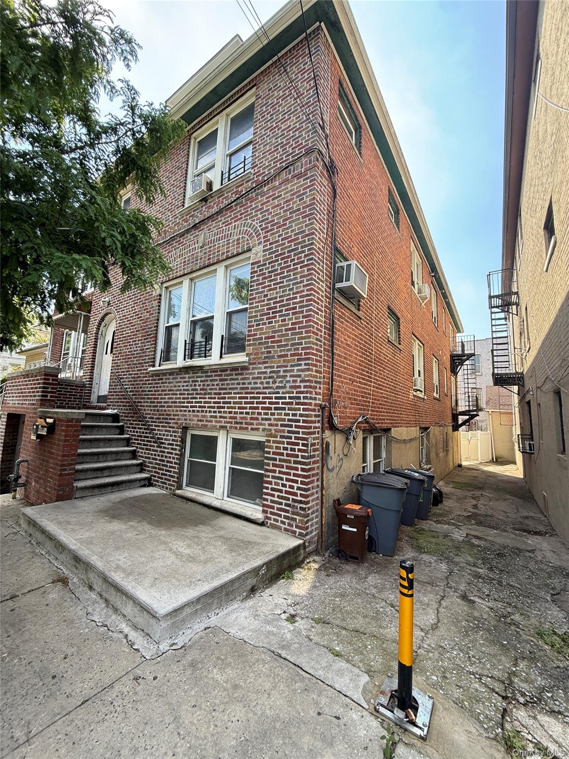 2806 Wellman Avenue Bronx, NY 10461 - Photo 2 of 14 a front view of a house with a garage