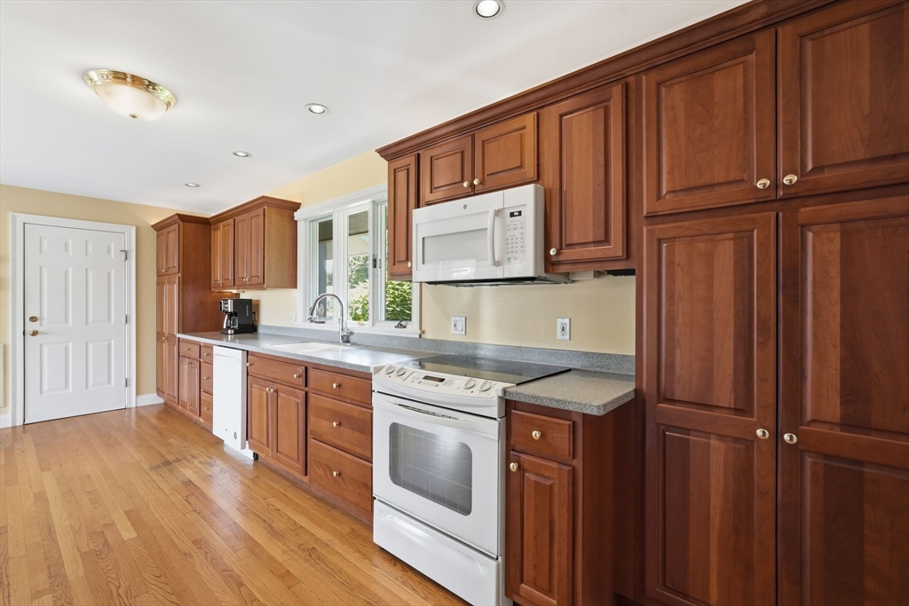 54 Sawmill Plain Road Deerfield, MA 01373 - Photo 13 of 42