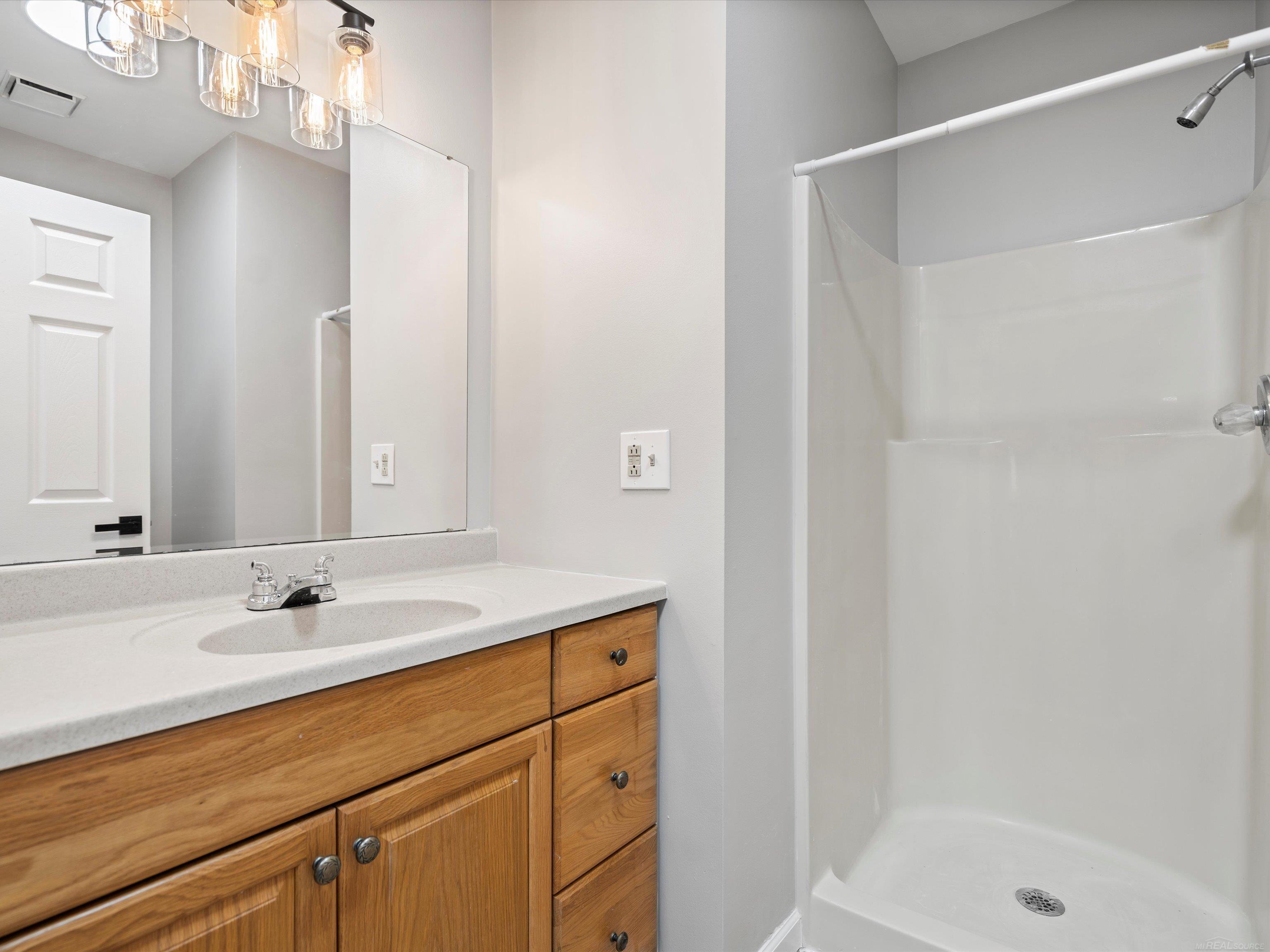 2621 Weaverton Rochester, MI 48307 - Photo 34 of 34 50168963-387fe0c7-9960-4e0d-b466-d5f0dc69cb12.JPG