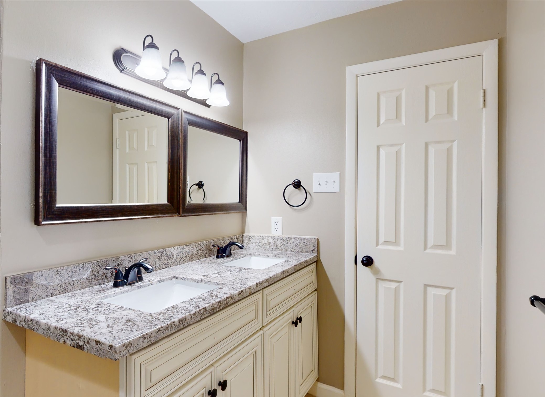 4803 Sanford Road Houston, TX 77035 - Photo 16 of 28 Primary bathroom