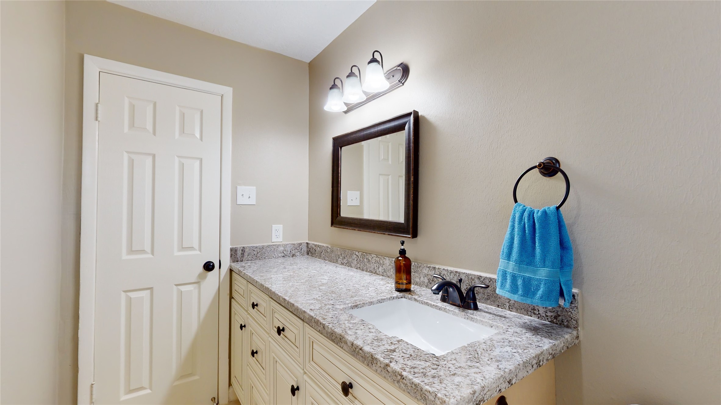4803 Sanford Road Houston, TX 77035 - Photo 22 of 28 Hallway bathroom