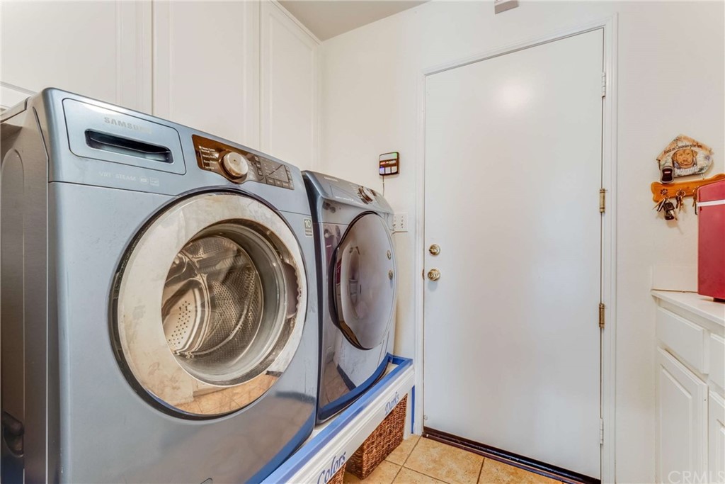 23537 Cantara Road Corona, CA 92883 - Photo 31 of 60 a utility room with dryer and washer