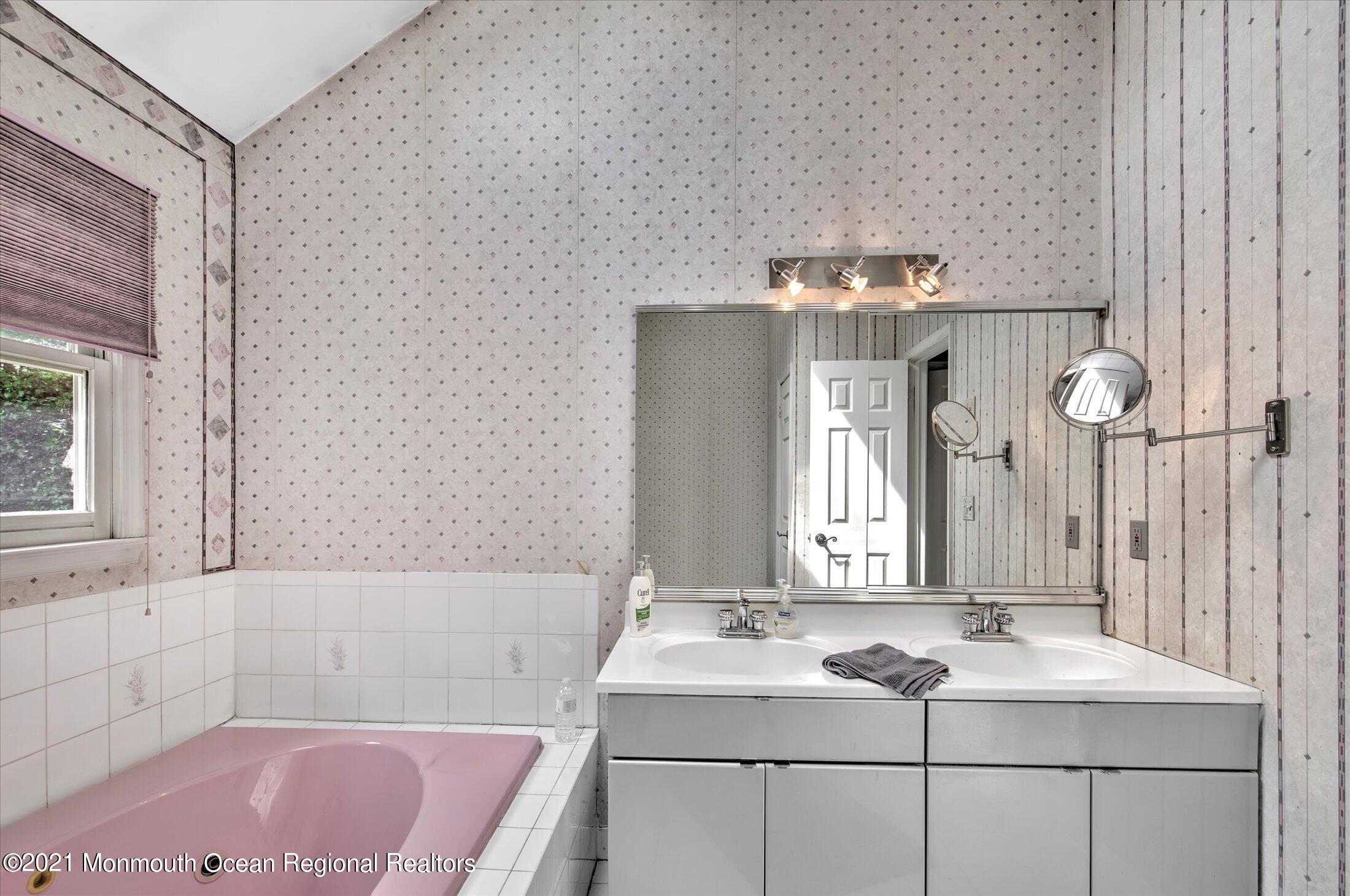 59 Templar Road Manalapan, NJ 07726 - Photo 25 of 39 MASTER BATHROOM
