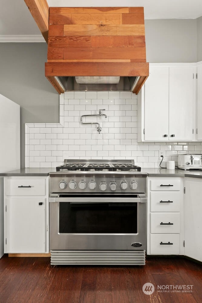 9120 Lowell Larimer Road Everett, WA 98208 - Photo 20 of 40 a stove top oven sitting inside of a kitchen