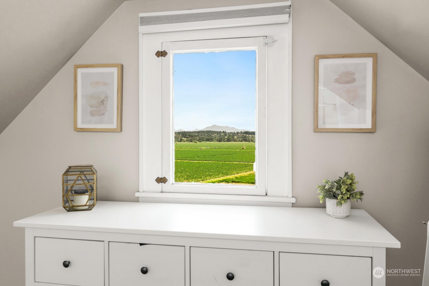 9120 Lowell Larimer Road Everett, WA 98208 - Photo 31 of 40 a bathroom with a sink and a window