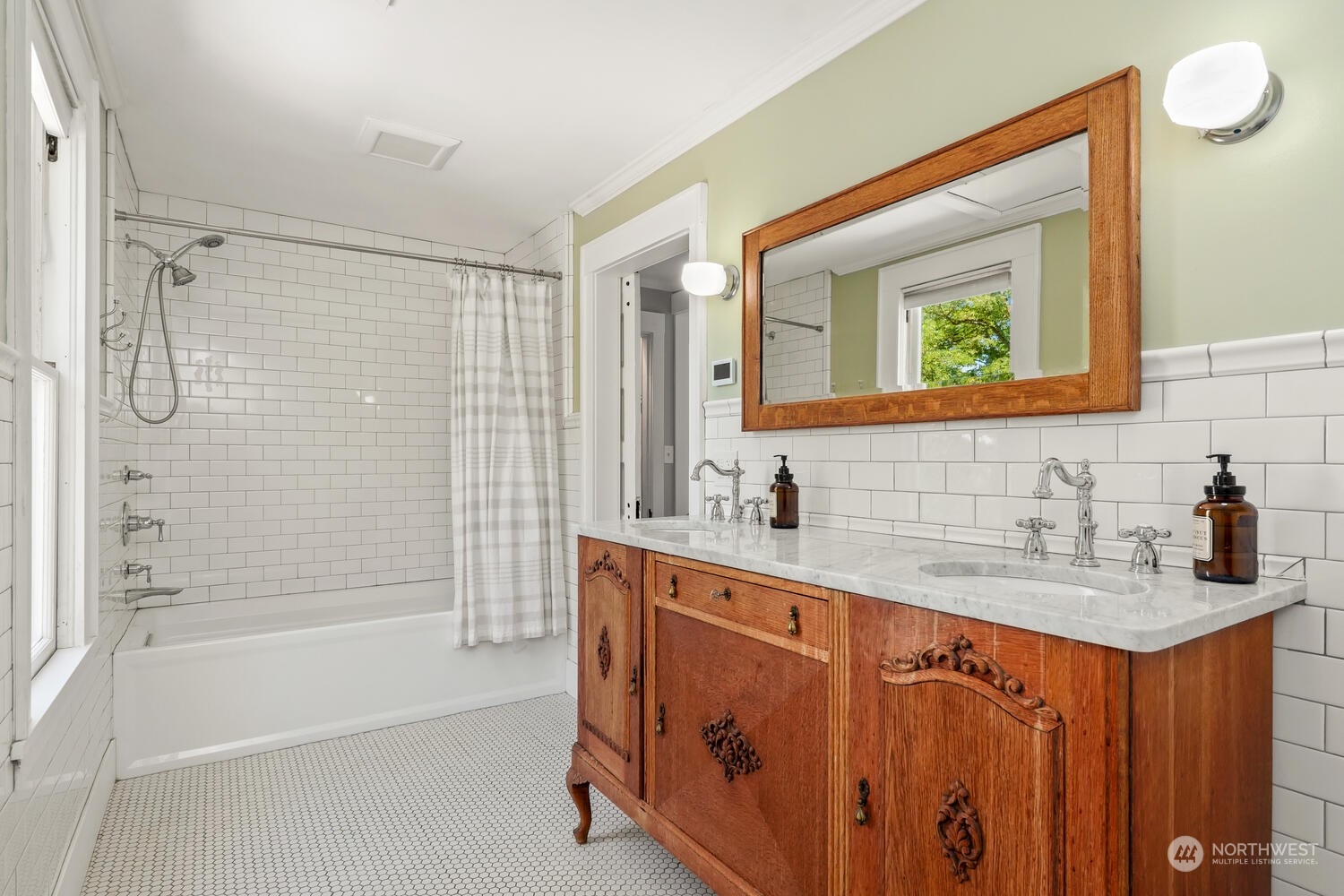 9120 Lowell Larimer Road Everett, WA 98208 - Photo 32 of 40 a bathroom with a sink a mirror and a bathtub