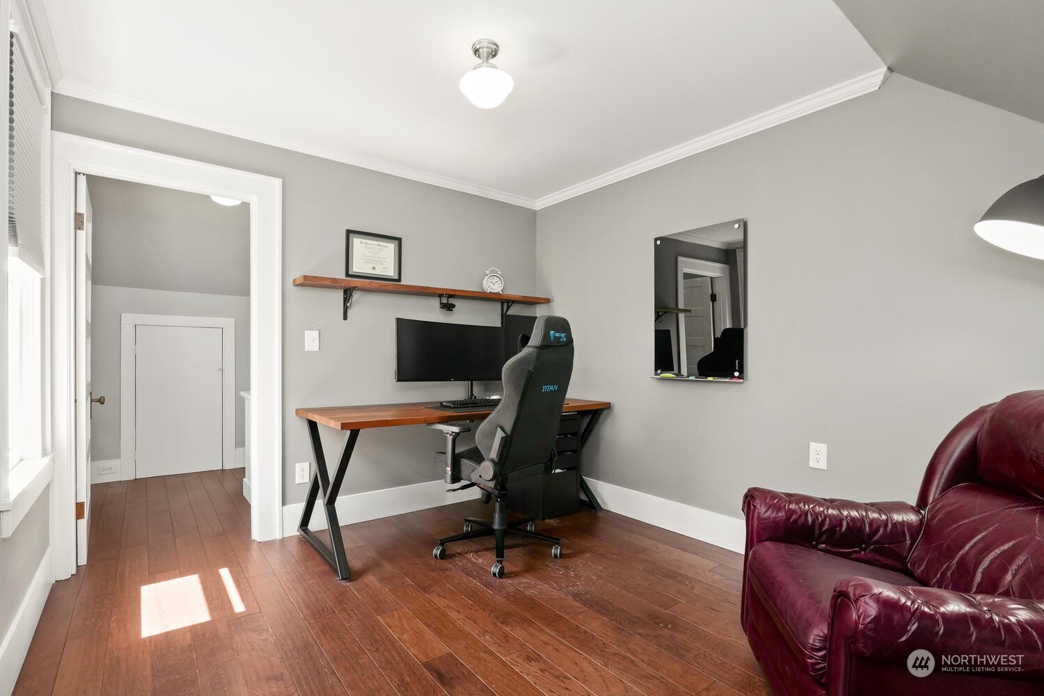 9120 Lowell Larimer Road Everett, WA 98208 - Photo 35 of 40 a workspace with furniture and wooden floor