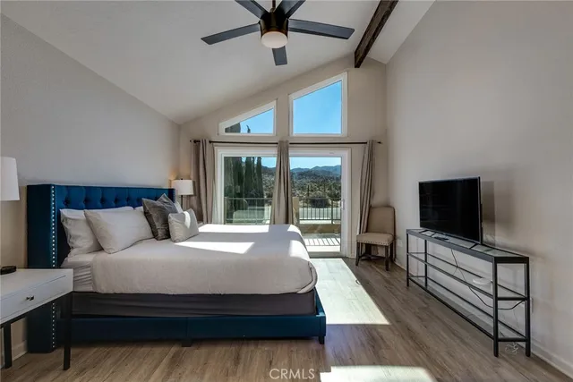 a en suite bathroom with double vanity and a bathtub