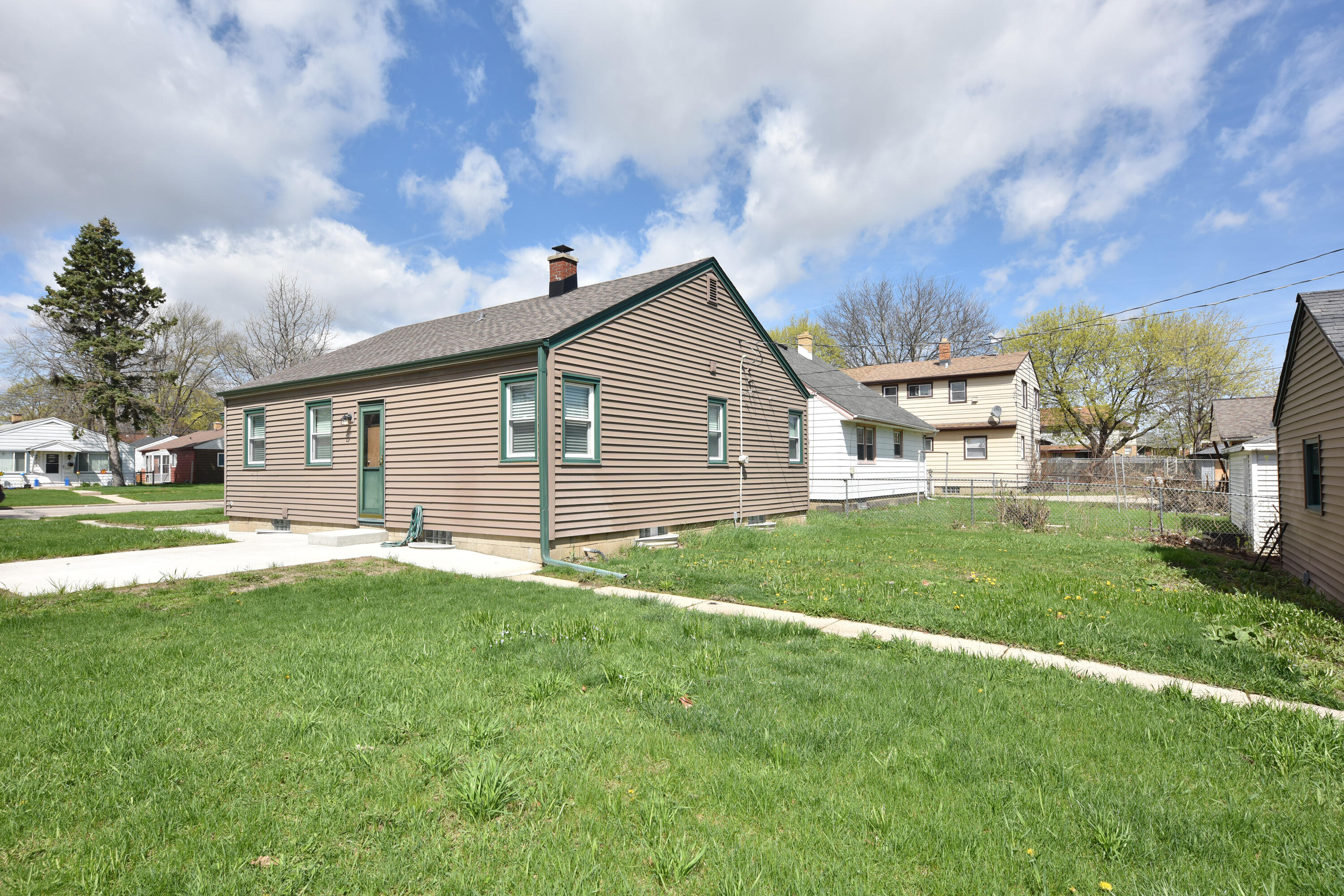 4314 North 68th Street Milwaukee, WI 53216 - Photo 28 of 31 New grass