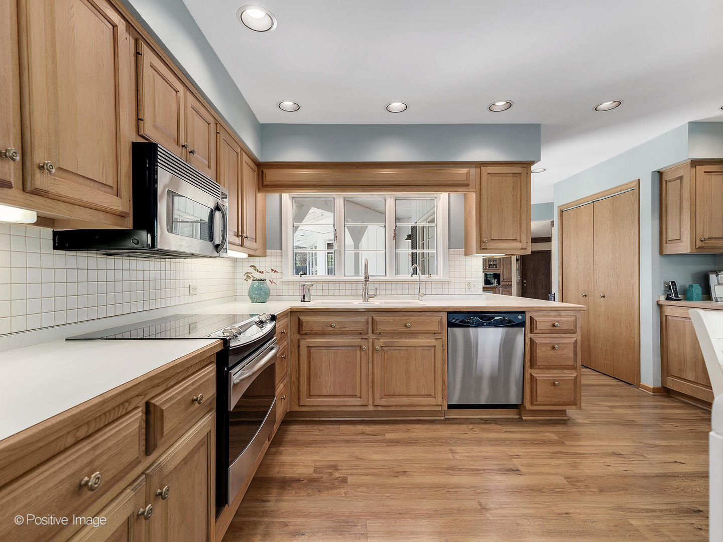 6401 South County Line Road Burr Ridge, IL 60527 - Photo 25 of 57 a kitchen with stainless steel appliances granite countertop a sink stove and refrigerator