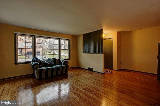 1709 Crescent Road York, PA 17403 - Photo 3 of 27