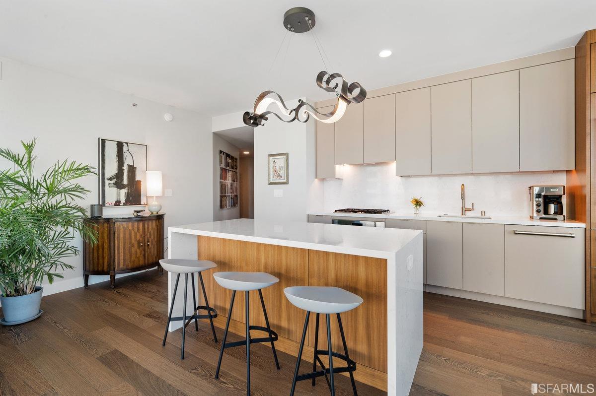 338 Spear Street, Unit 39E San Francisco, CA 94105 - Photo 21 of 97 a kitchen with a table and chairs in it