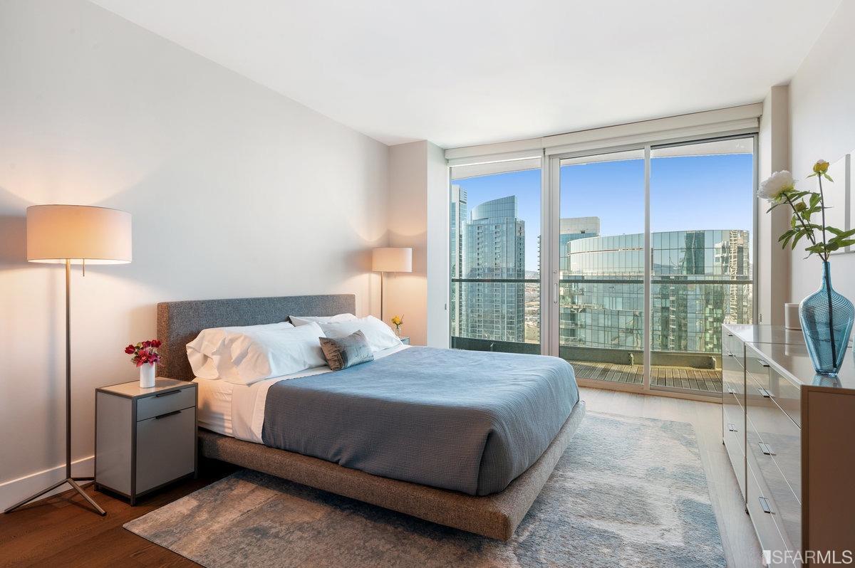 338 Spear Street, Unit 39E San Francisco, CA 94105 - Photo 27 of 97 a bedroom with a bed and a lamp next to a window