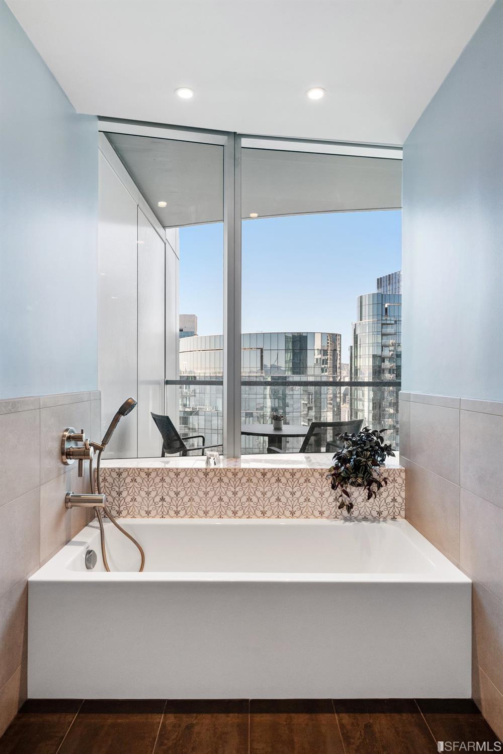 338 Spear Street, Unit 39E San Francisco, CA 94105 - Photo 38 of 97 a bathroom with a bathtub and a sink