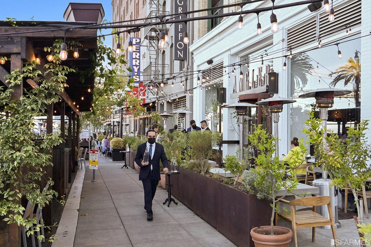 338 Spear Street, Unit 39E San Francisco, CA 94105 - Photo 85 of 97 a view of path along with retail shop and buildings