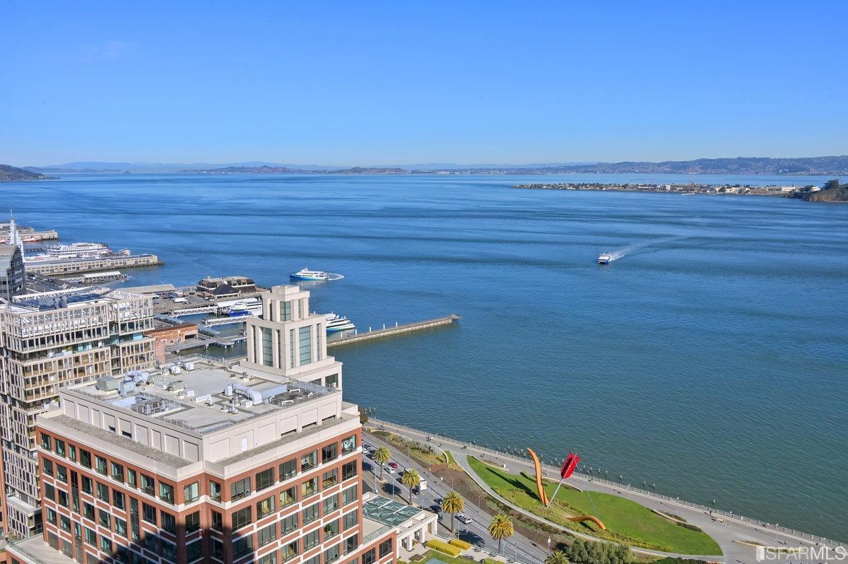 338 Spear Street, Unit 39E San Francisco, CA 94105 - Photo 10 of 97 a view of a balcony with an outdoor space