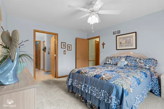 $245,000 | 1676 Willow Cir Drive, Crest Hill, IL 60403