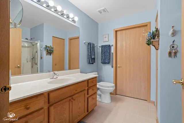 $245,000 | 1676 Willow Cir Drive, Crest Hill, IL 60403