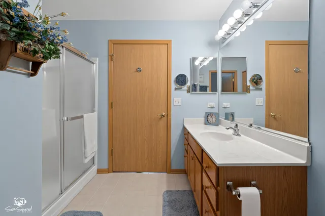 $245,000 | 1676 Willow Cir Drive, Crest Hill, IL 60403