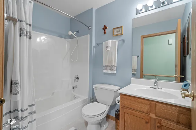 $245,000 | 1676 Willow Cir Drive, Crest Hill, IL 60403