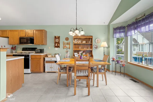 $245,000 | 1676 Willow Cir Drive, Crest Hill, IL 60403