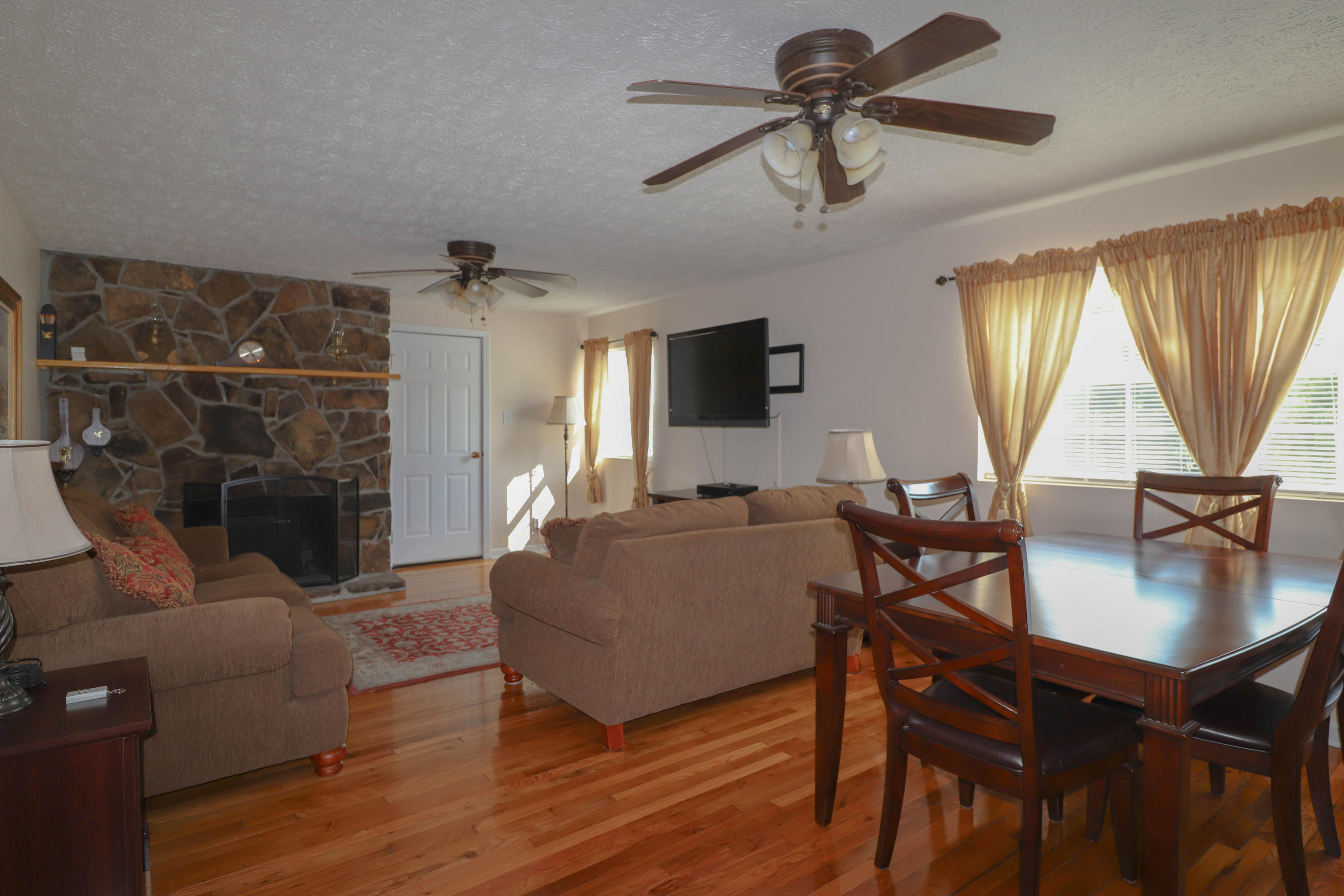 133 Utah Avenue Oak Ridge, TN 37830 - Photo 5 of 21 dining room and living room combo