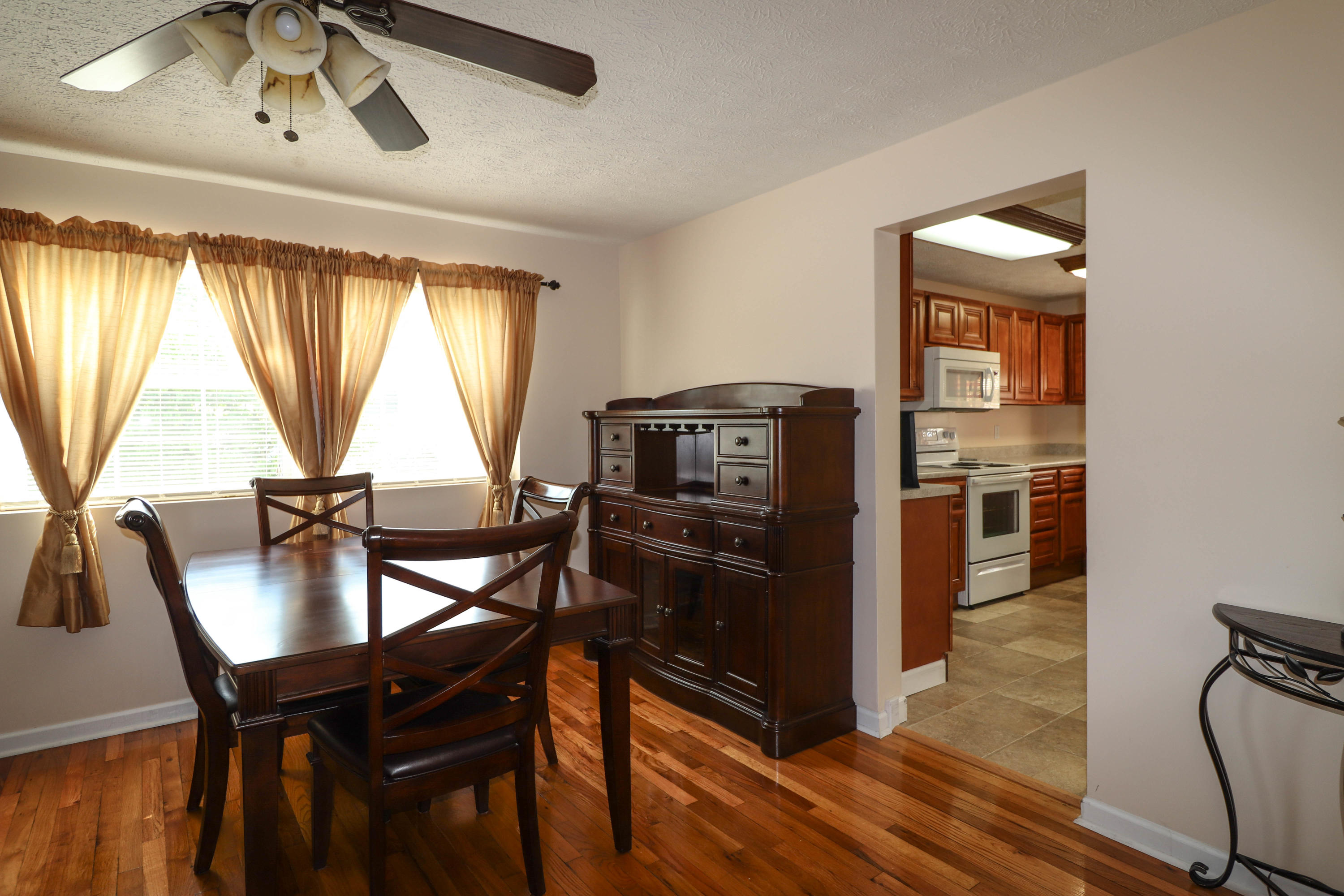 133 Utah Avenue Oak Ridge, TN 37830 - Photo 6 of 21 dining to kitchen