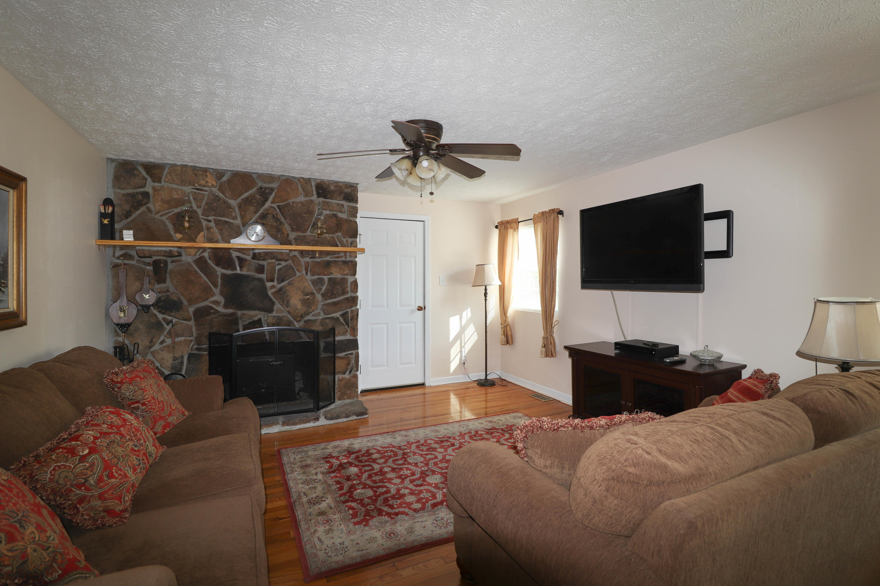 133 Utah Avenue Oak Ridge, TN 37830 - Photo 10 of 21 living room door to screened porch