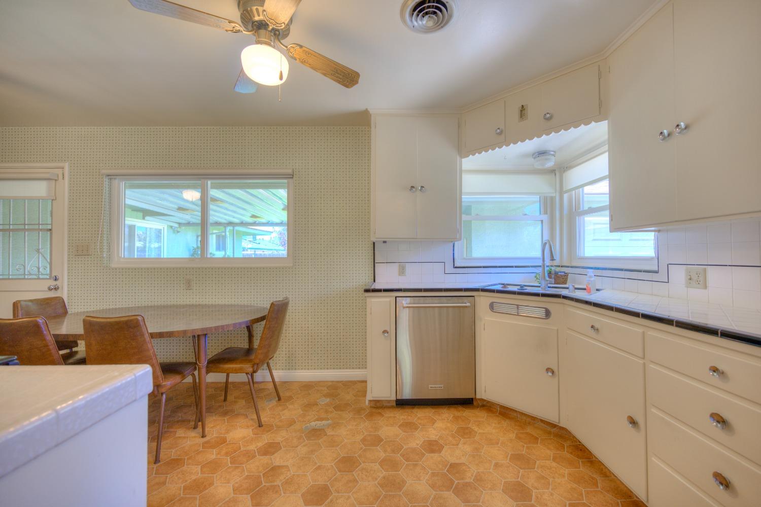 2516 Webster Street Sanger, CA 93657 - Photo 7 of 28